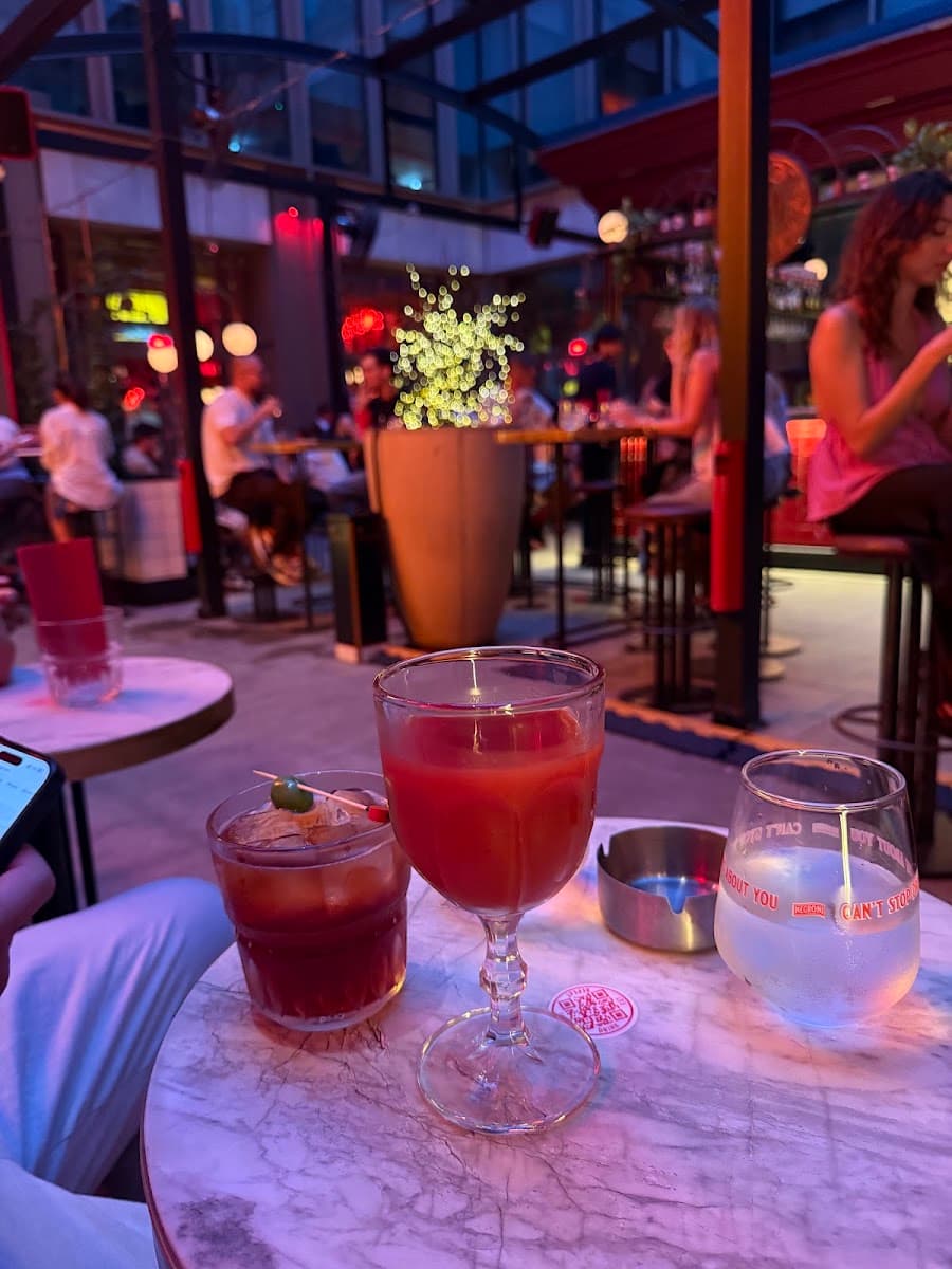 Masă cu băuturi și lumină ambientală caldă, atmosfera relaxată a barului