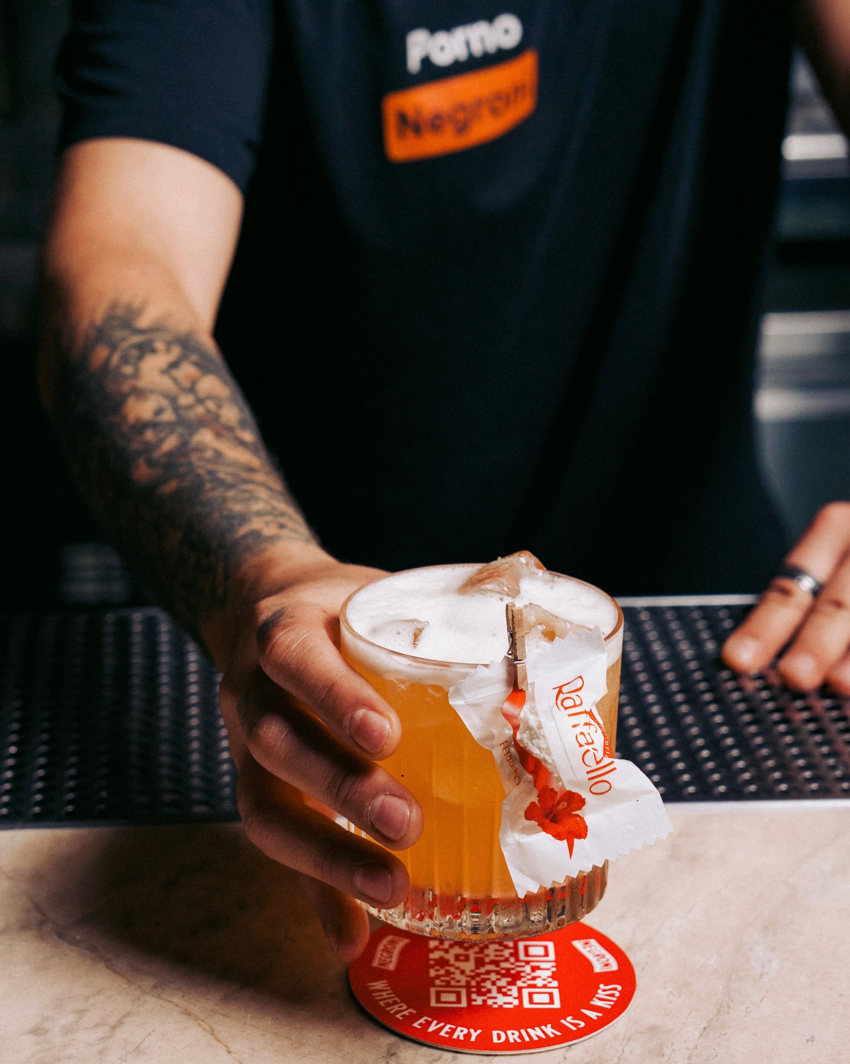 Pahar de cocktail servit la bar, într-un cadru intim de seară