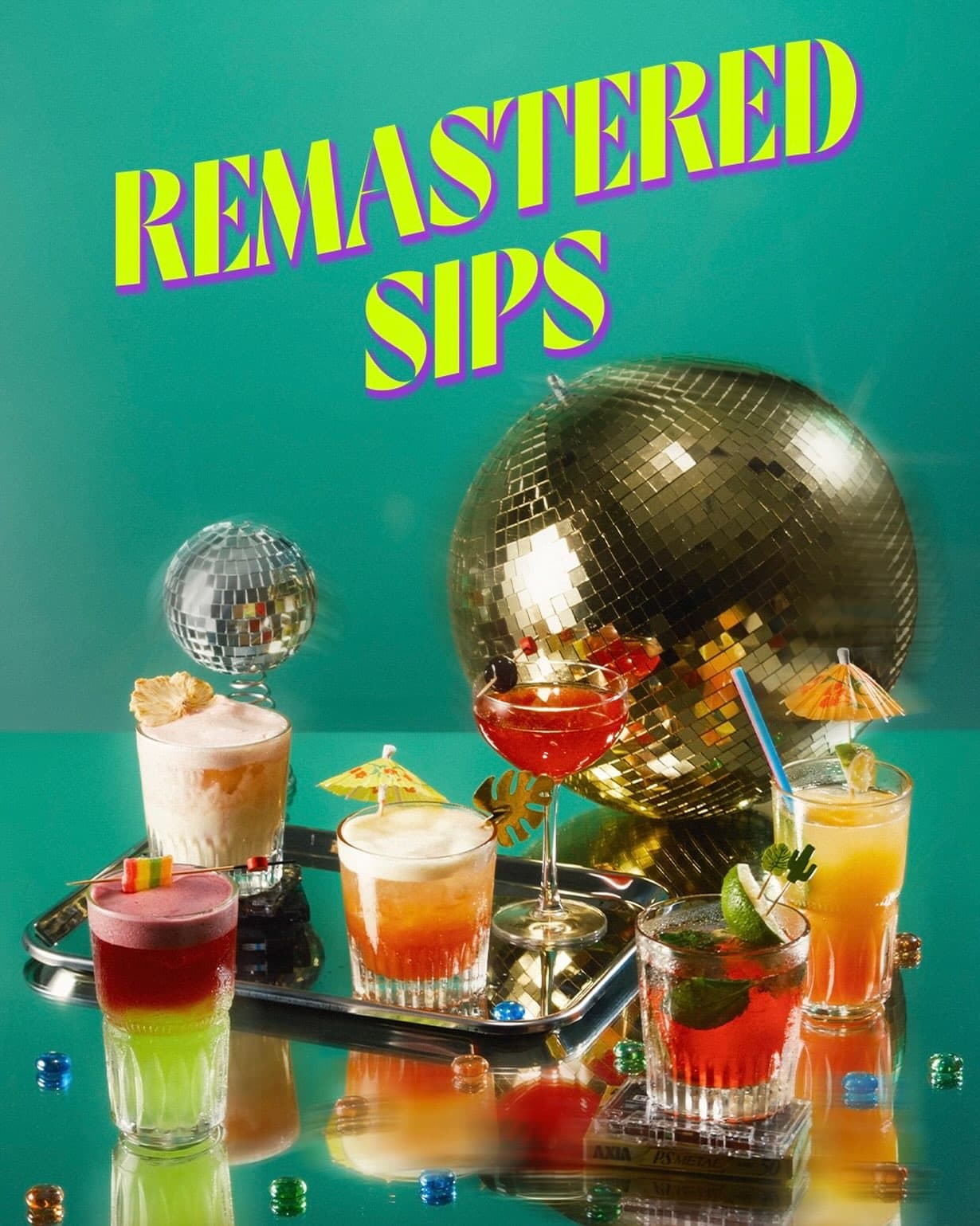 Cocktailuri colorate aranjate pe o masă reflectorizantă, cu accente aurii, la Negroni Aperitivo Bar